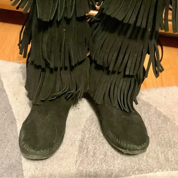 Minnetonka 3 tier suede black boots preowned size 7​ - Picture 2 of 8
